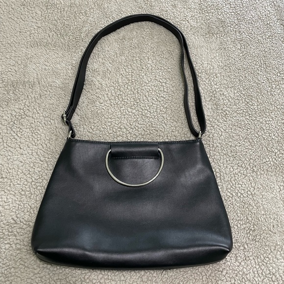 Black purse with magnetic closure inside pockets and a zipper adjustable strap - Picture 6 of 8